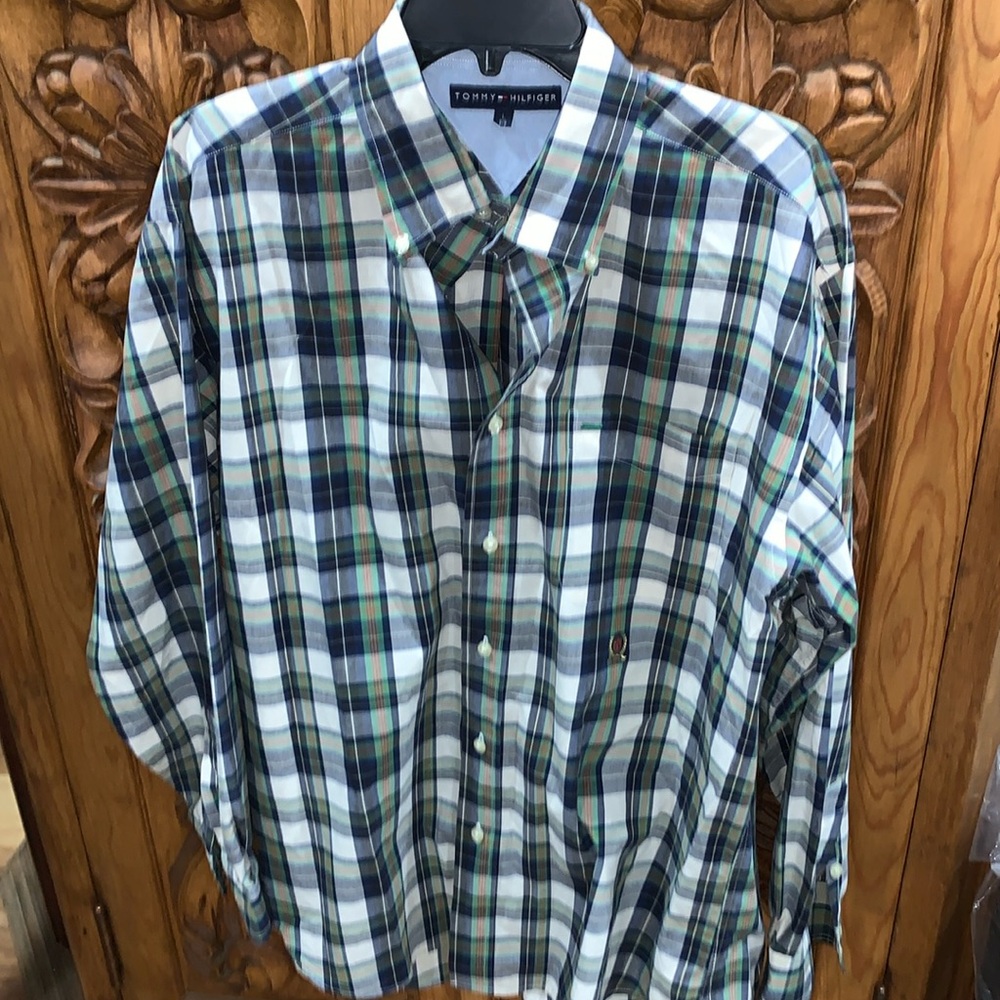 EUC Tommy Hilfiger large plaid cotton button up shirt